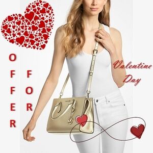 Michael Kors Elegant Gold Shoulder Bag